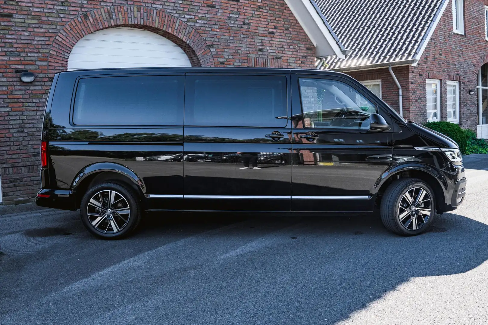 Volkswagen T6.1 Caravelle 2.0 TDI 204 PK DSG L2H1 A-KLEP FULL OPTIONS ACC | Negro - 2