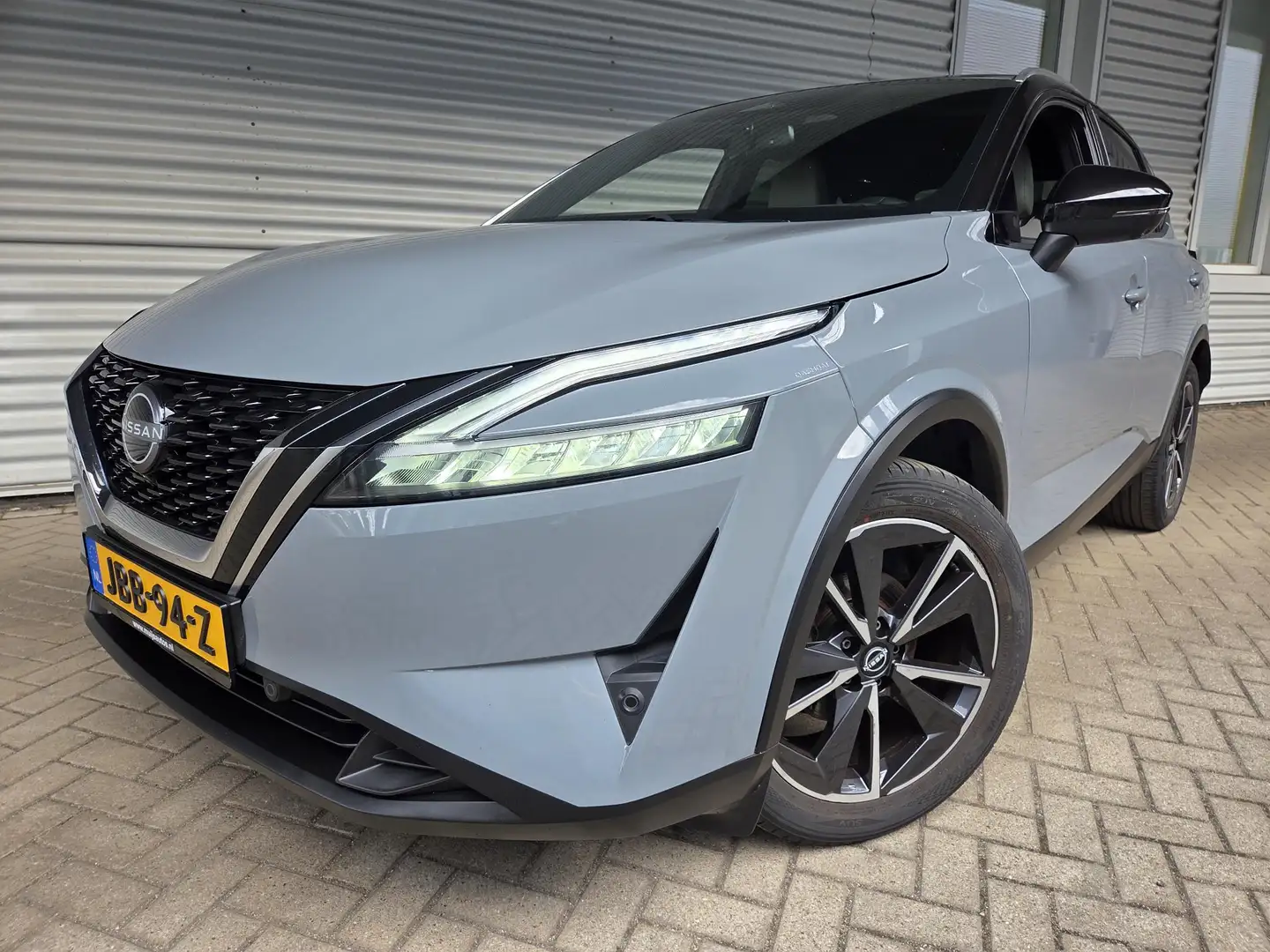 Nissan Qashqai 1.3 MHEV Tekna Grijs - 2