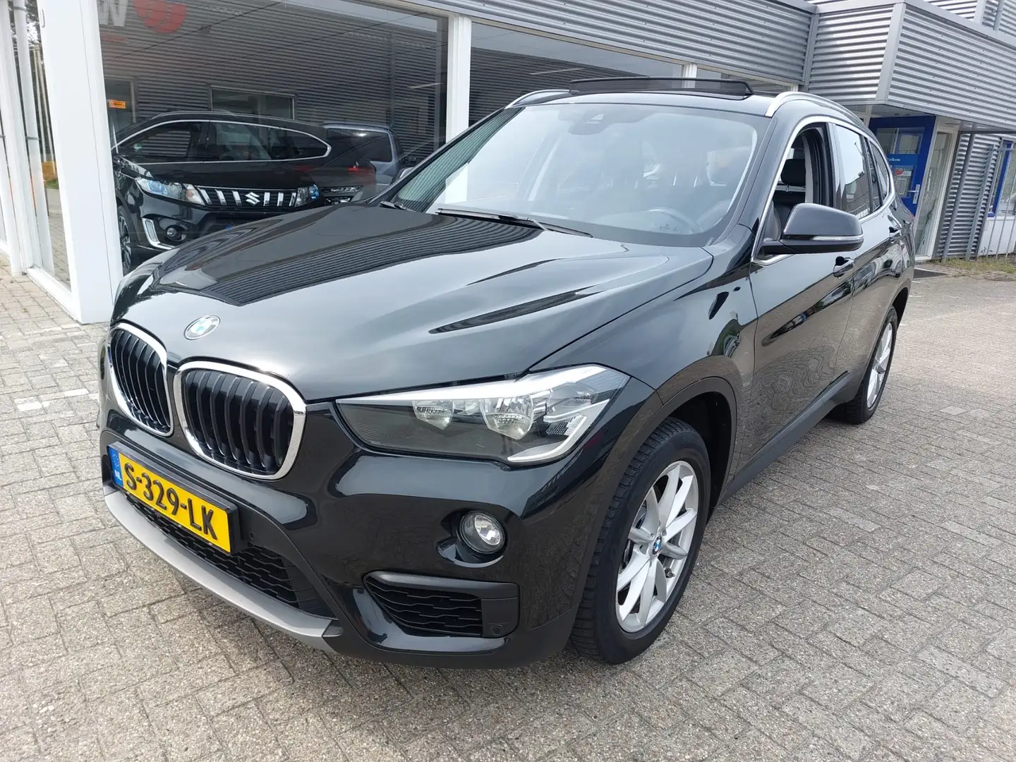 BMW X1 sDrive18i High Executive. Zwart - 1