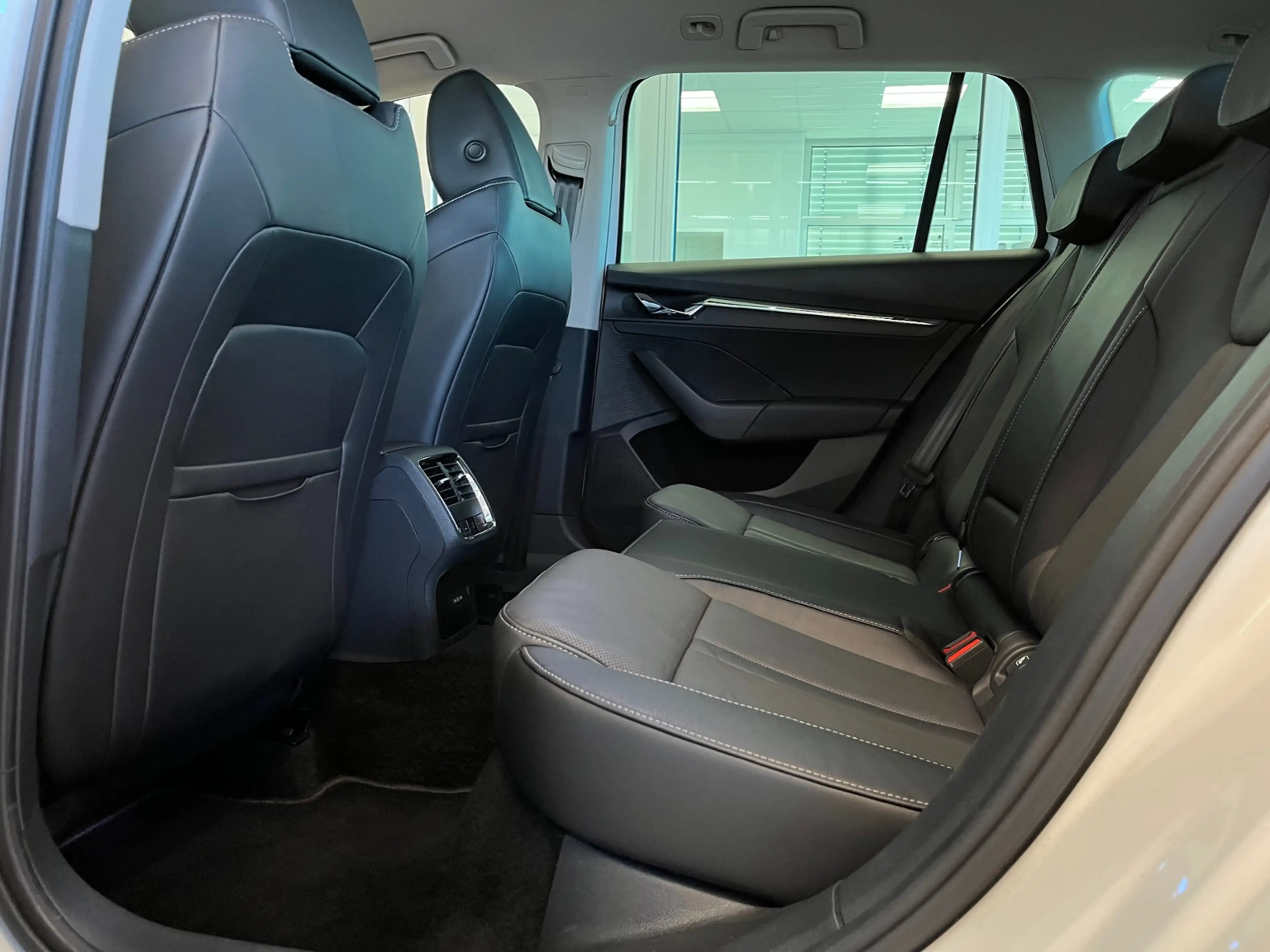 Skoda Octavia Combi Style 2.0 TDI DSG Navi AHK Kamera — photo 9