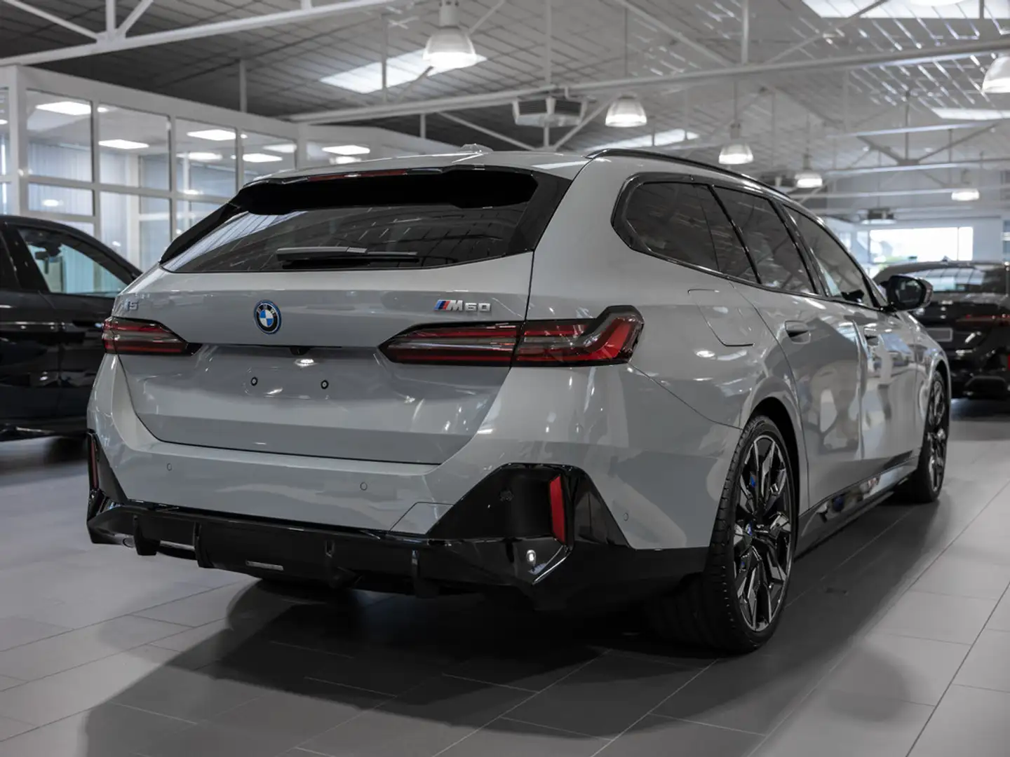 BMW i5 M60 Touring xDrive PANO AHK 360° LED B&W Gris - 2