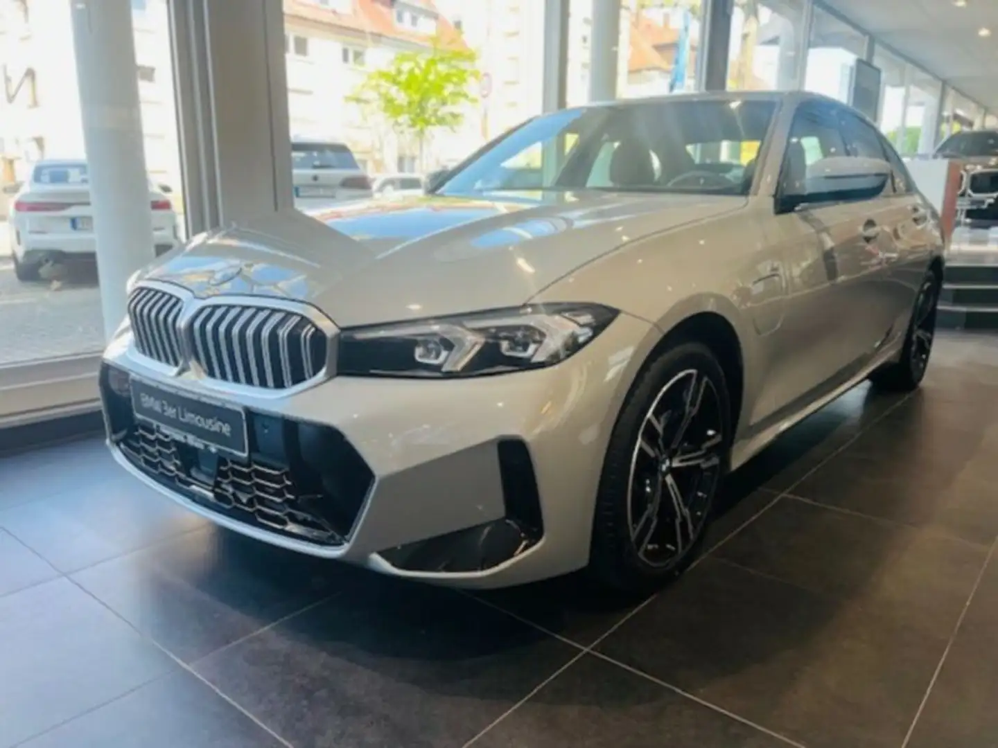BMW 330 e Limousine M Sportpaket Grau - 2