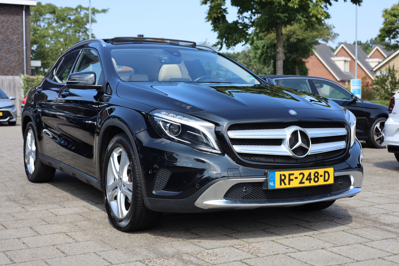 Mercedes-Benz GLA 180 PREMIUM I LEDER I PANO I AUT I TREKHAAK — photo 4