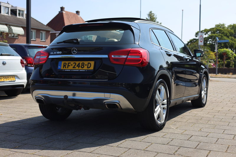 Mercedes-Benz GLA 180 PREMIUM I LEDER I PANO I AUT I TREKHAAK — photo 2