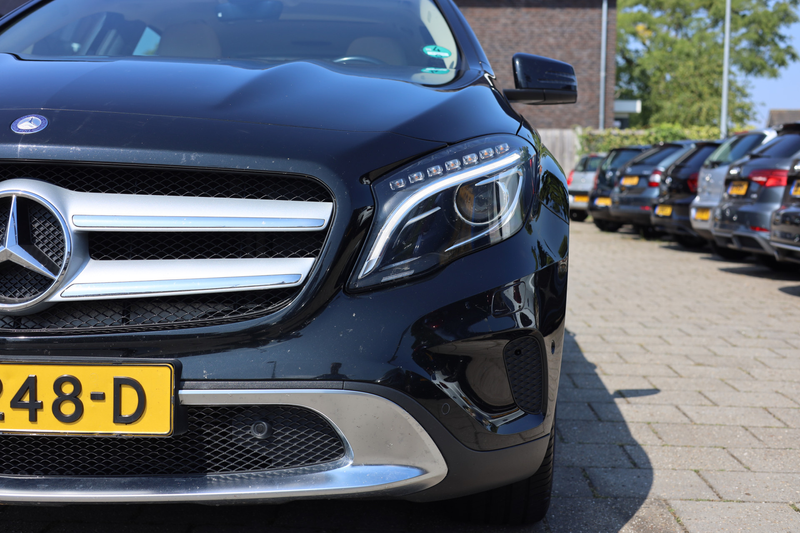 Mercedes-Benz GLA 180 PREMIUM I LEDER I PANO I AUT I TREKHAAK — photo 8