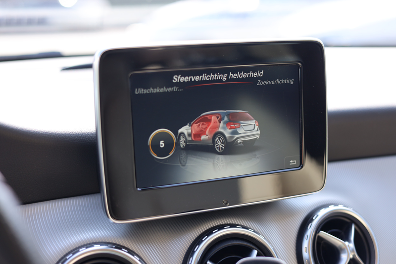 Mercedes-Benz GLA 180 PREMIUM I LEDER I PANO I AUT I TREKHAAK — photo 17