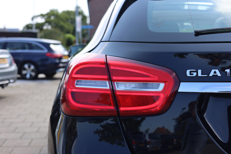 Mercedes-Benz GLA 180 PREMIUM I LEDER I PANO I AUT I TREKHAAK — photo 9