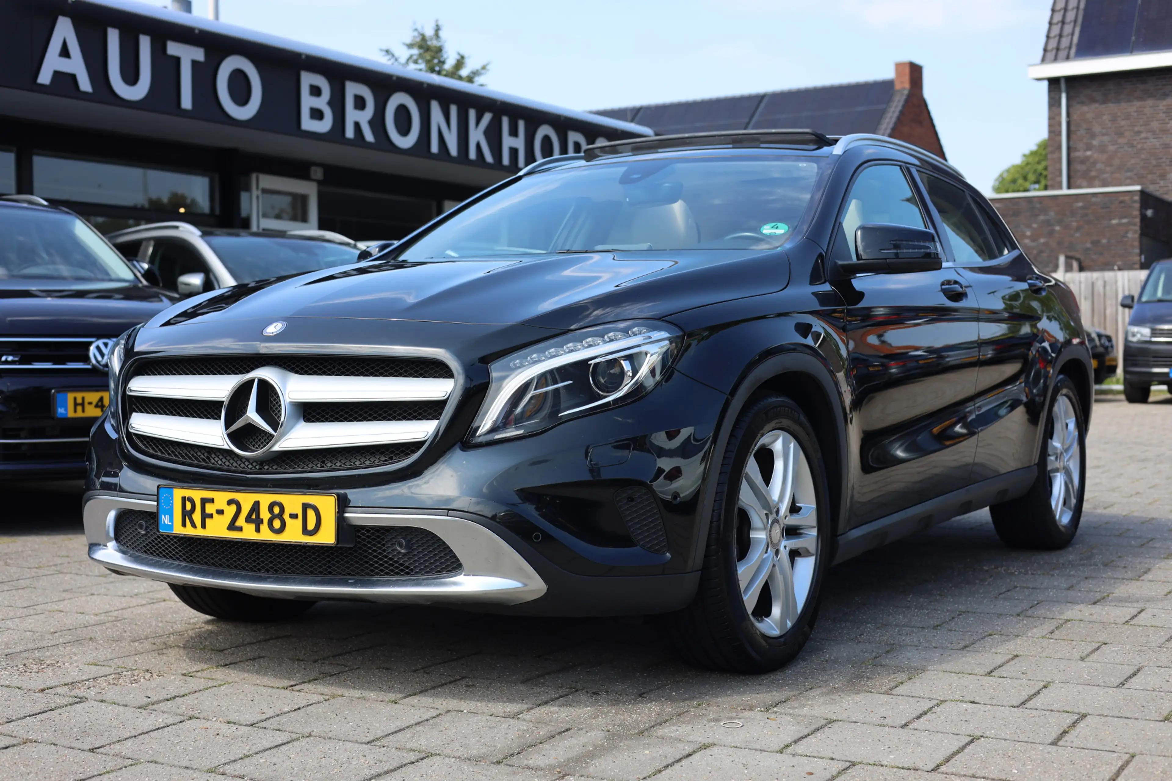 Mercedes-Benz GLA 180 PREMIUM I LEDER I PANO I AUT I TREKHAAK