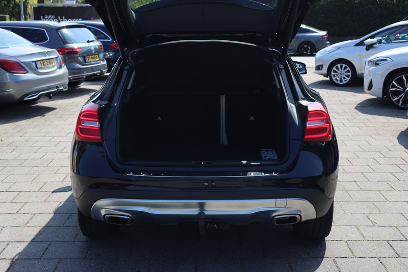 Mercedes-Benz GLA 180 PREMIUM I LEDER I PANO I AUT I TREKHAAK — photo 10