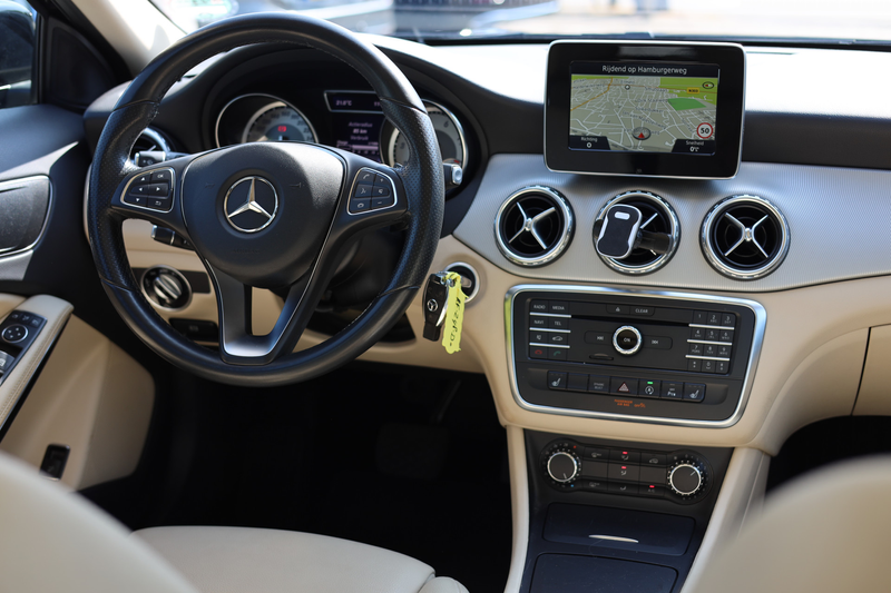 Mercedes-Benz GLA 180 PREMIUM I LEDER I PANO I AUT I TREKHAAK — photo 3