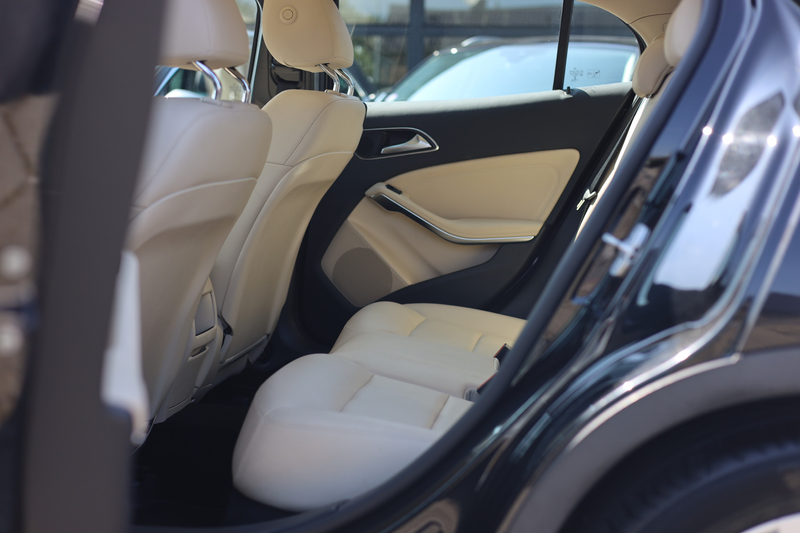 Mercedes-Benz GLA 180 PREMIUM I LEDER I PANO I AUT I TREKHAAK — photo 13