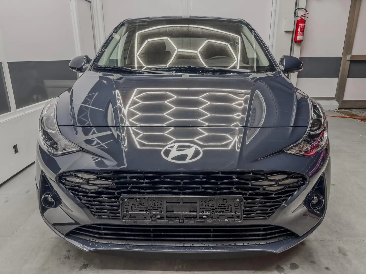 Hyundai i10 PREMIUM AUT SHZ KLIMAAUTOMATIK AMBIENTE ALU RFK... Grau - 2