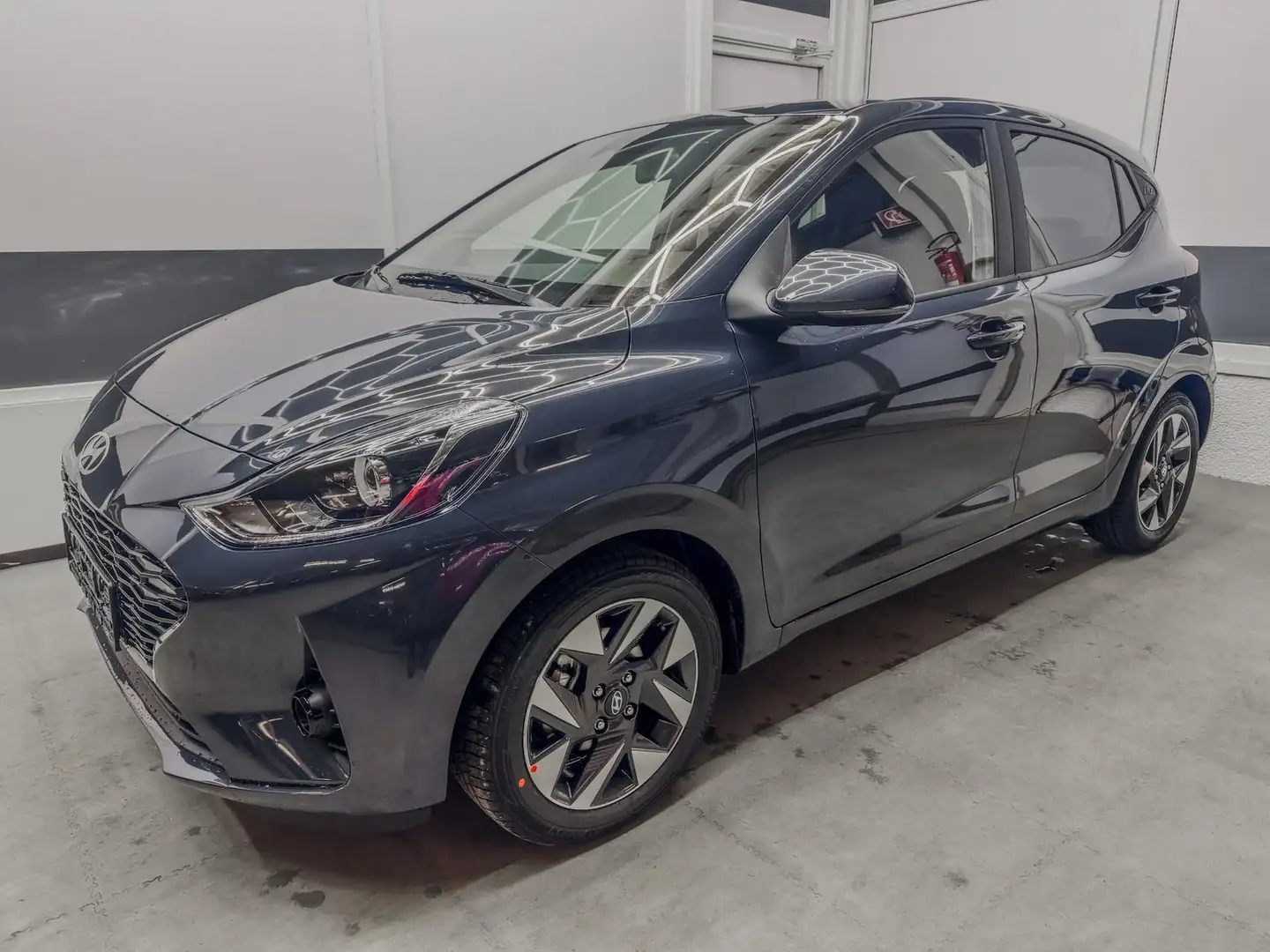 Hyundai i10 PREMIUM AUT SHZ KLIMAAUTOMATIK AMBIENTE ALU RFK... Grau - 1