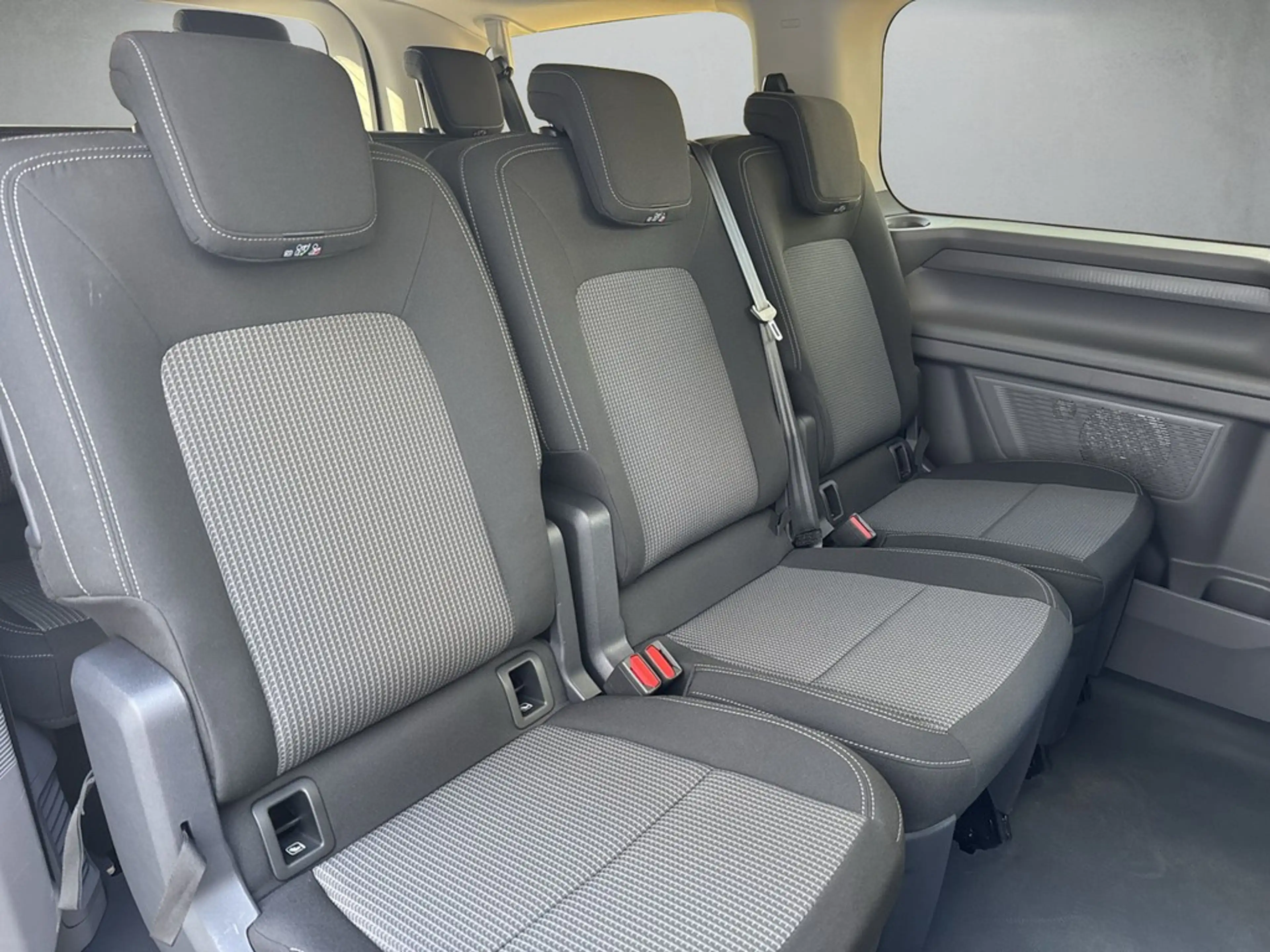Volkswagen T7 Caravelle 2.0l TDI — photo 12