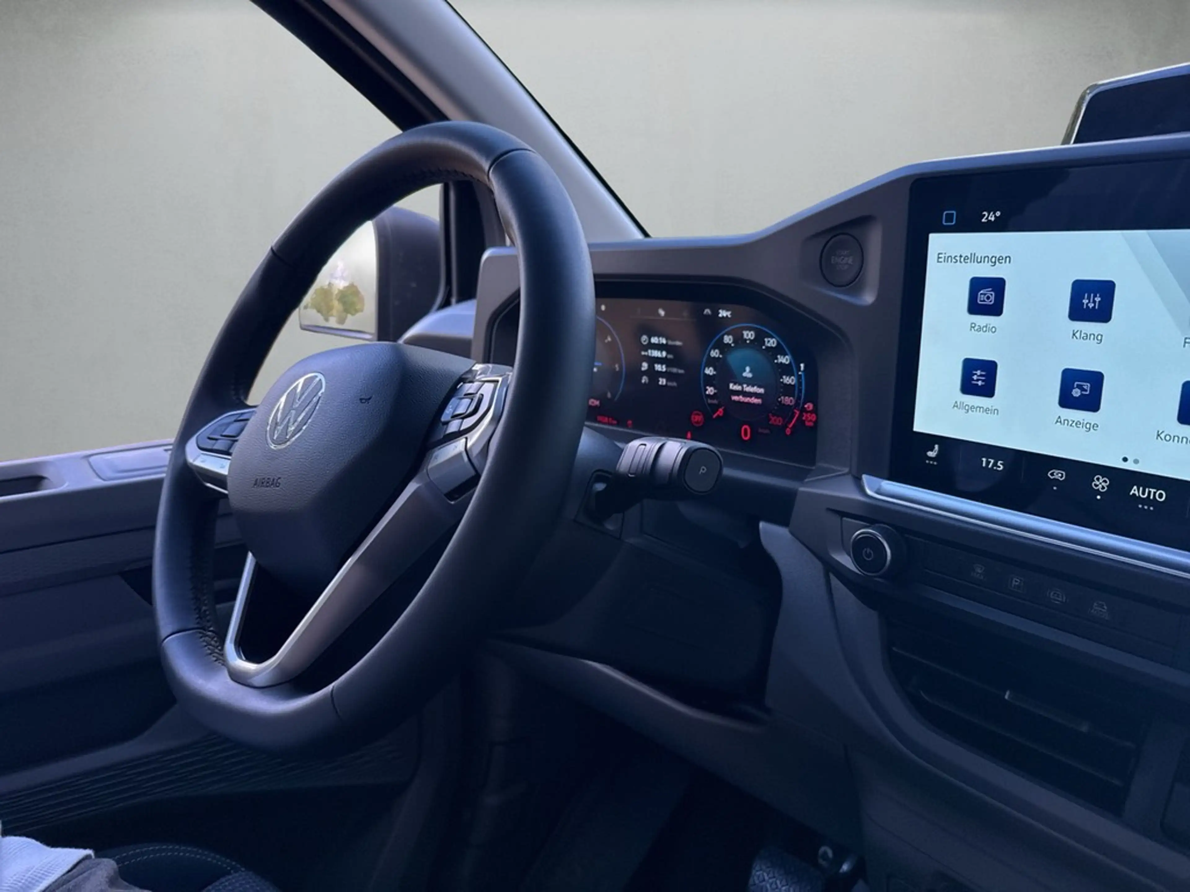 Volkswagen T7 Caravelle 2.0l TDI — photo 7