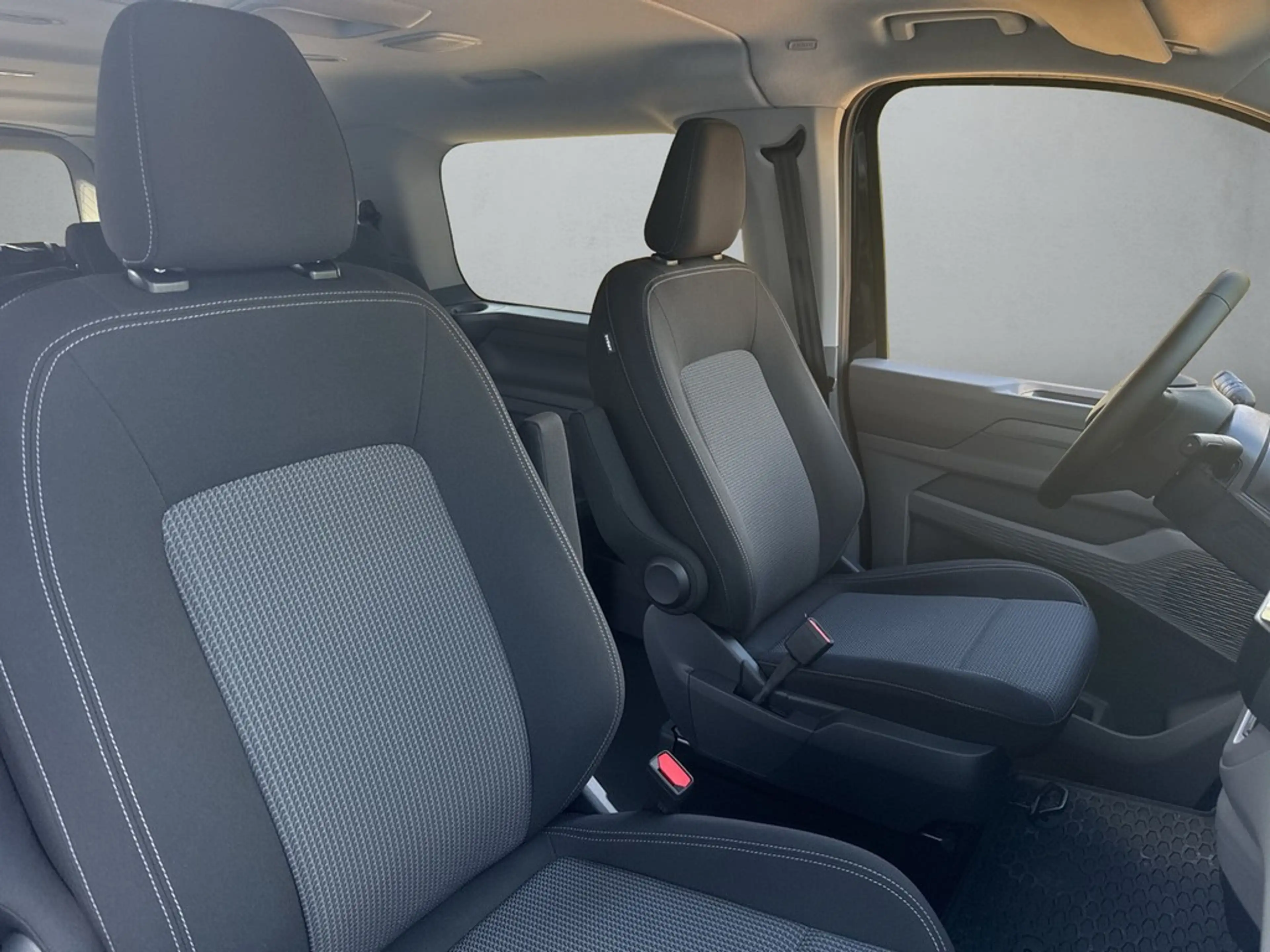 Volkswagen T7 Caravelle 2.0l TDI — photo 13
