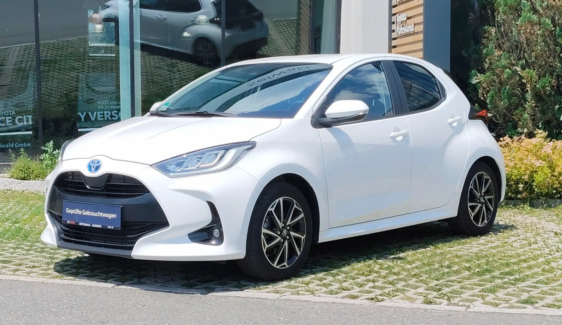 Toyota Yaris Yaris 1,5 VVT-i Hybrid Design Weiß - 1