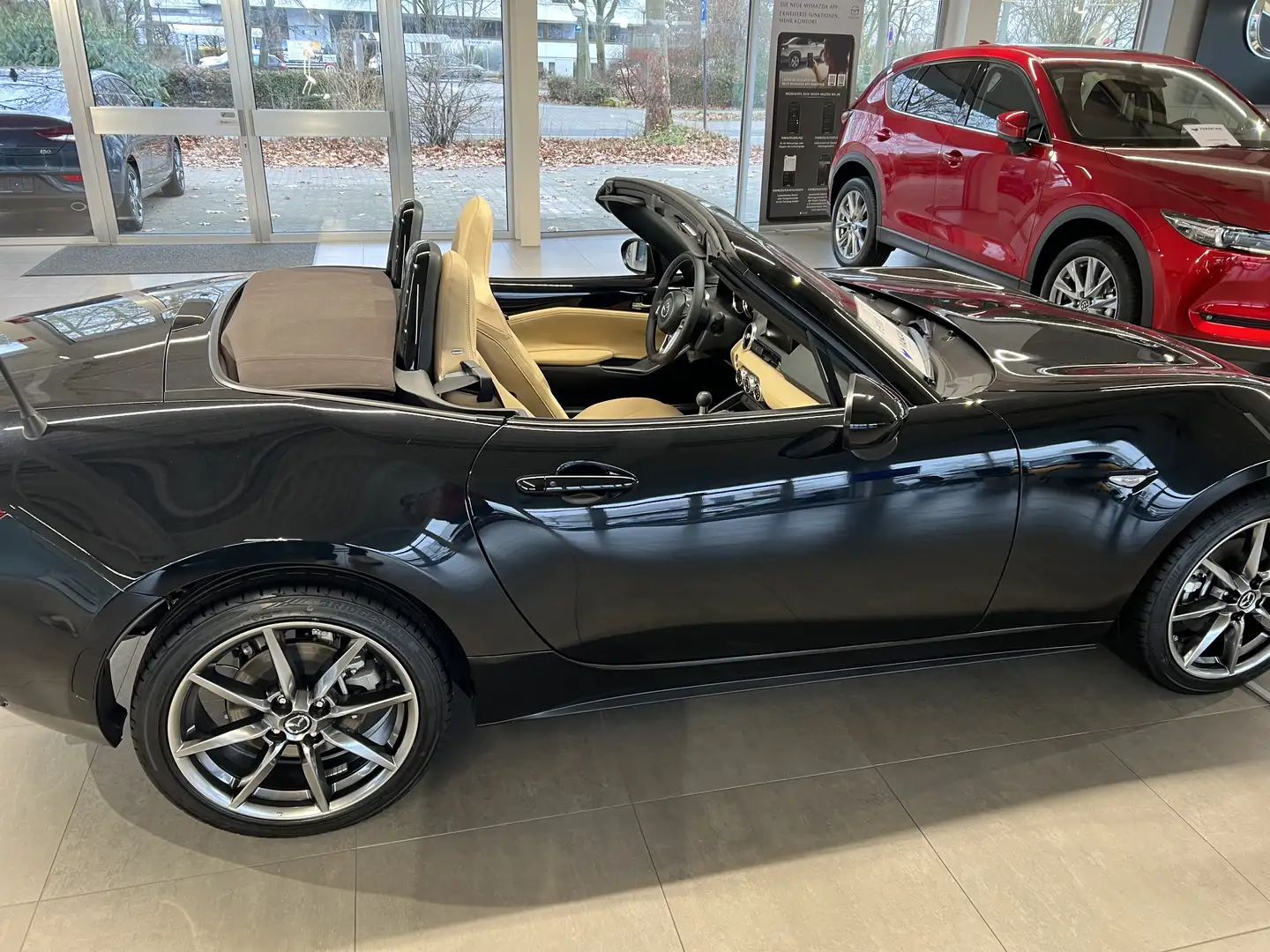 Mazda MX-5 MX-5 RF SKYACTIV-G 2.0Selection Schwarz - 2