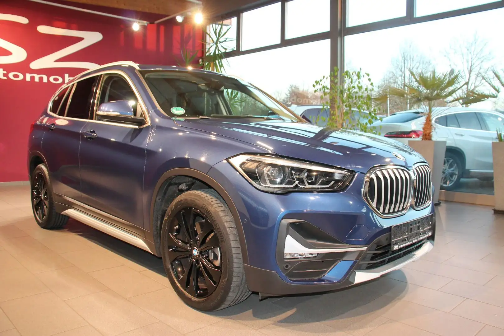 BMW X1 xDrive 20d xLine 1.Hand AHK Navi SHZ DAB Blau - 1