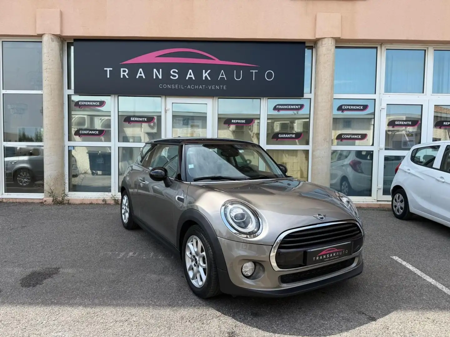 MINI Cooper 1.5 i 12V DCT7 136 cv Business Design Beige - 1