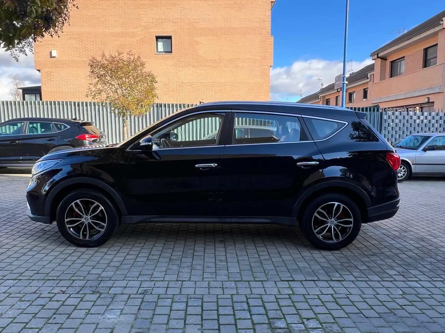 DFSK Fengon 580 Schwarz - 1