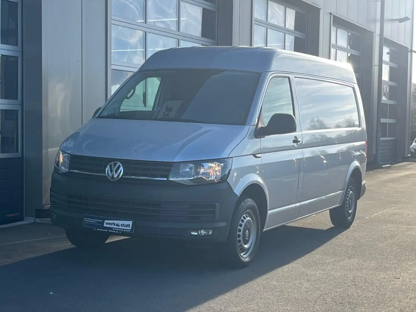 Volkswagen T6 Transporter Kasten Mittelhochdach lang Motor NEU Silber - 1