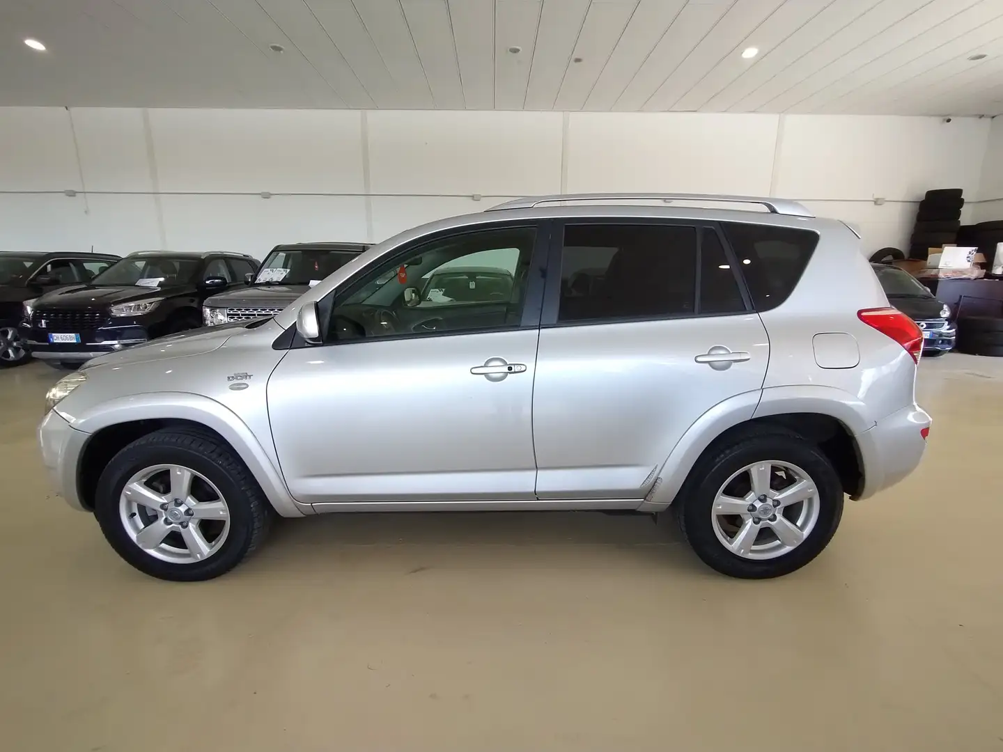 Toyota RAV 4 2.2 Sol Plus 177cv 4X4 Silber - 2