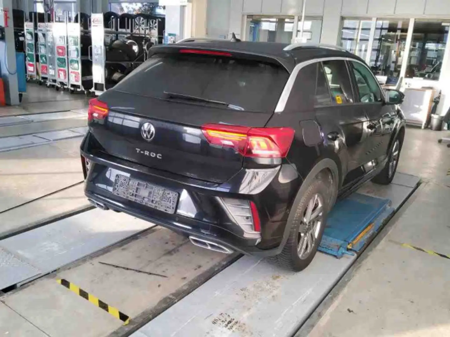 Volkswagen T-Roc 2.0 TDI R-Line DSG NAVI AHK RearView Schwarz - 2