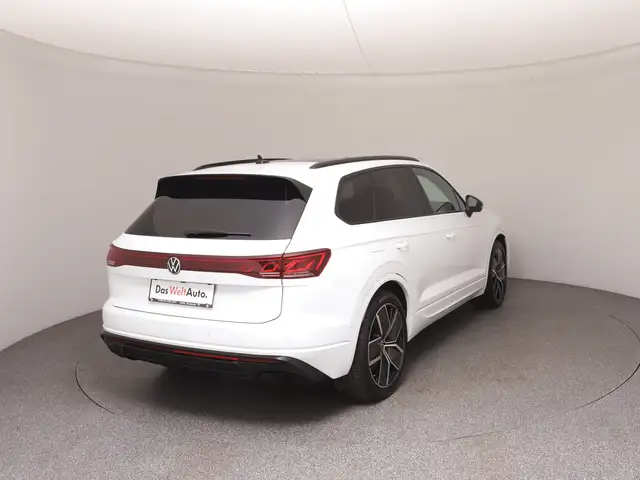 Volkswagen Touareg view 4