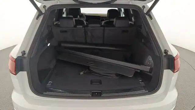 Volkswagen Touareg view 7