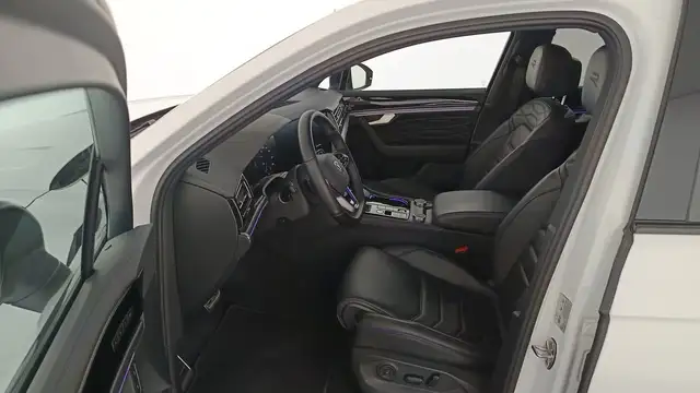 Volkswagen Touareg view 9
