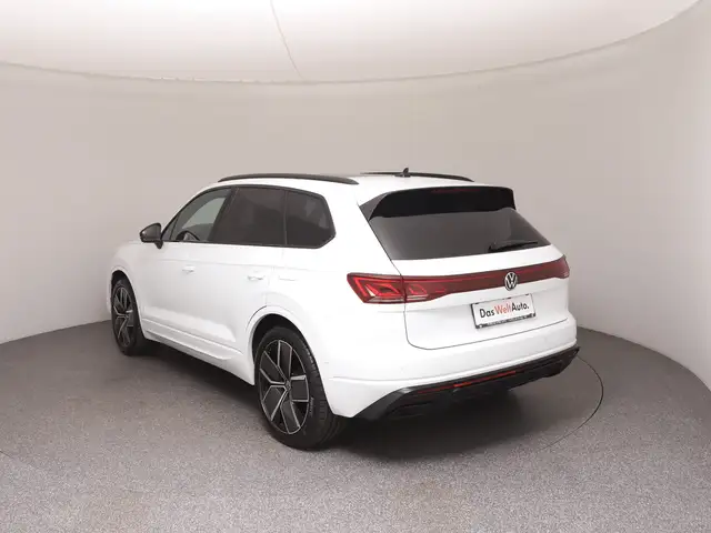 Volkswagen Touareg view 5