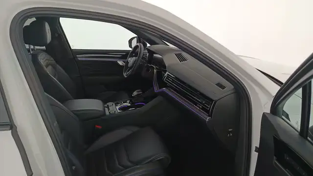 Volkswagen Touareg view 10