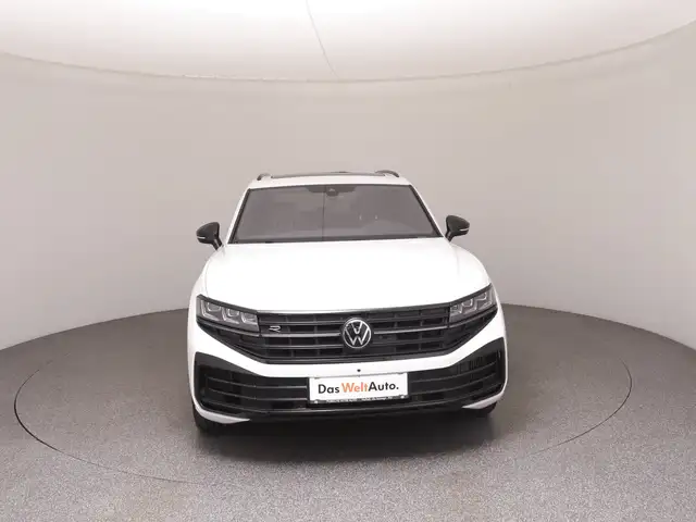 Volkswagen Touareg view 3