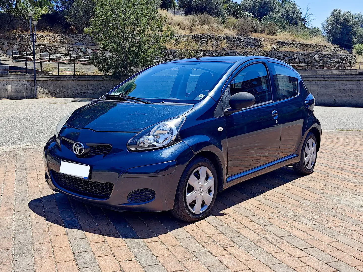Toyota Aygo Aygo I 2005 5p 1.0 Now Red Edition Grau - 1