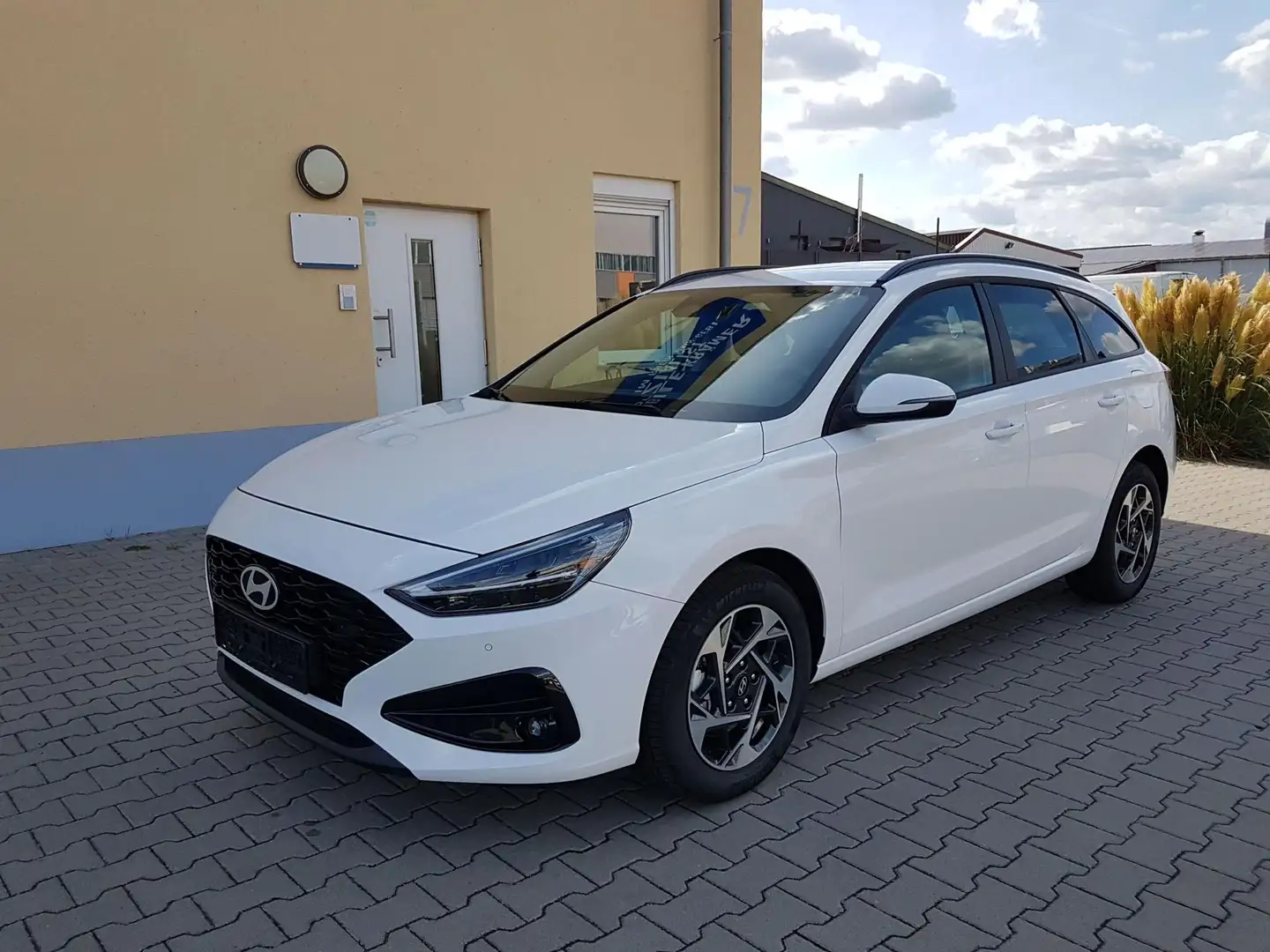 Hyundai i30 Family Facelift Navi Kamera SHZ Tempomat PDC v+... Weiß - 1
