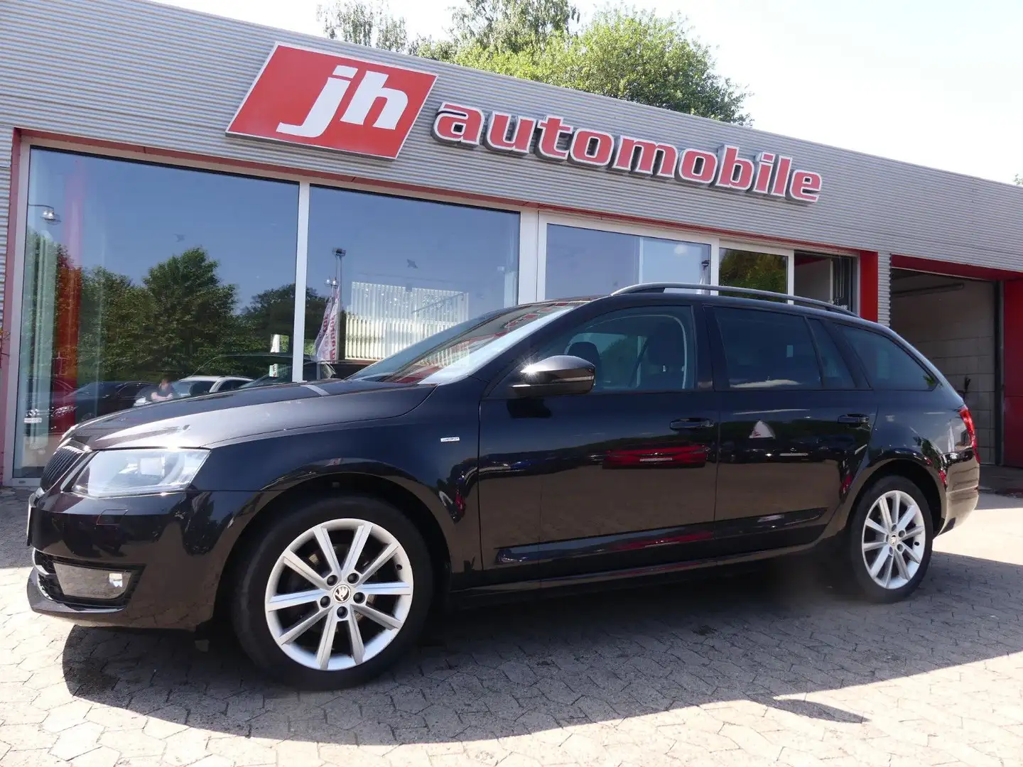 Skoda Octavia Combi Joy DSG Navi*SHZ*AHK*LED Black - 2
