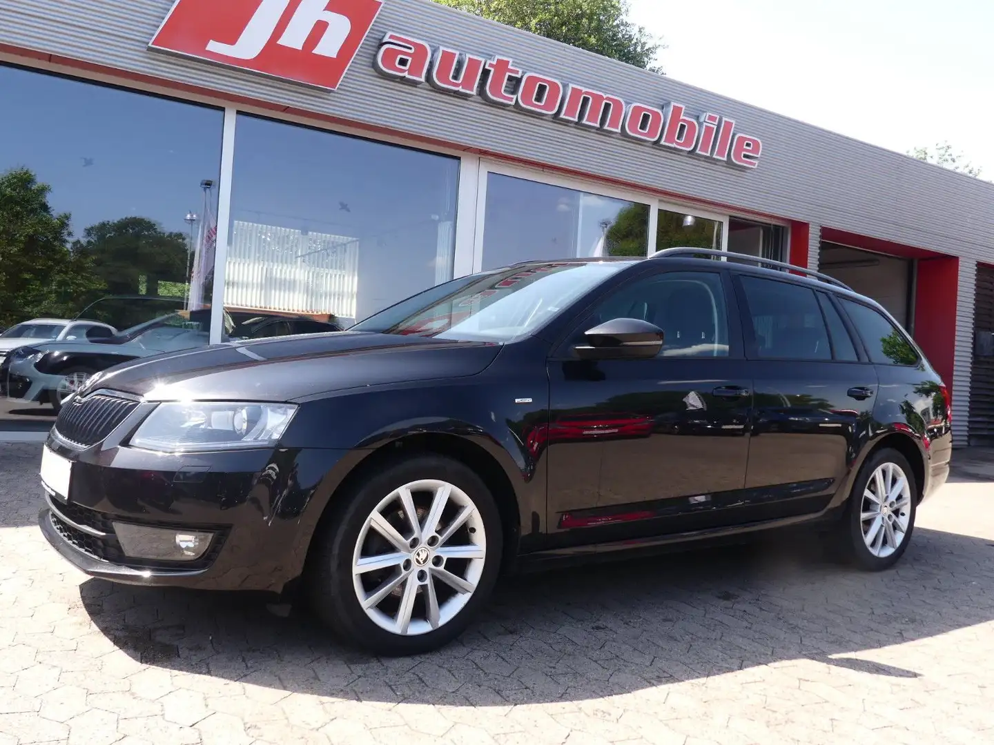 Skoda Octavia Combi Joy DSG Navi*SHZ*AHK*LED Black - 1