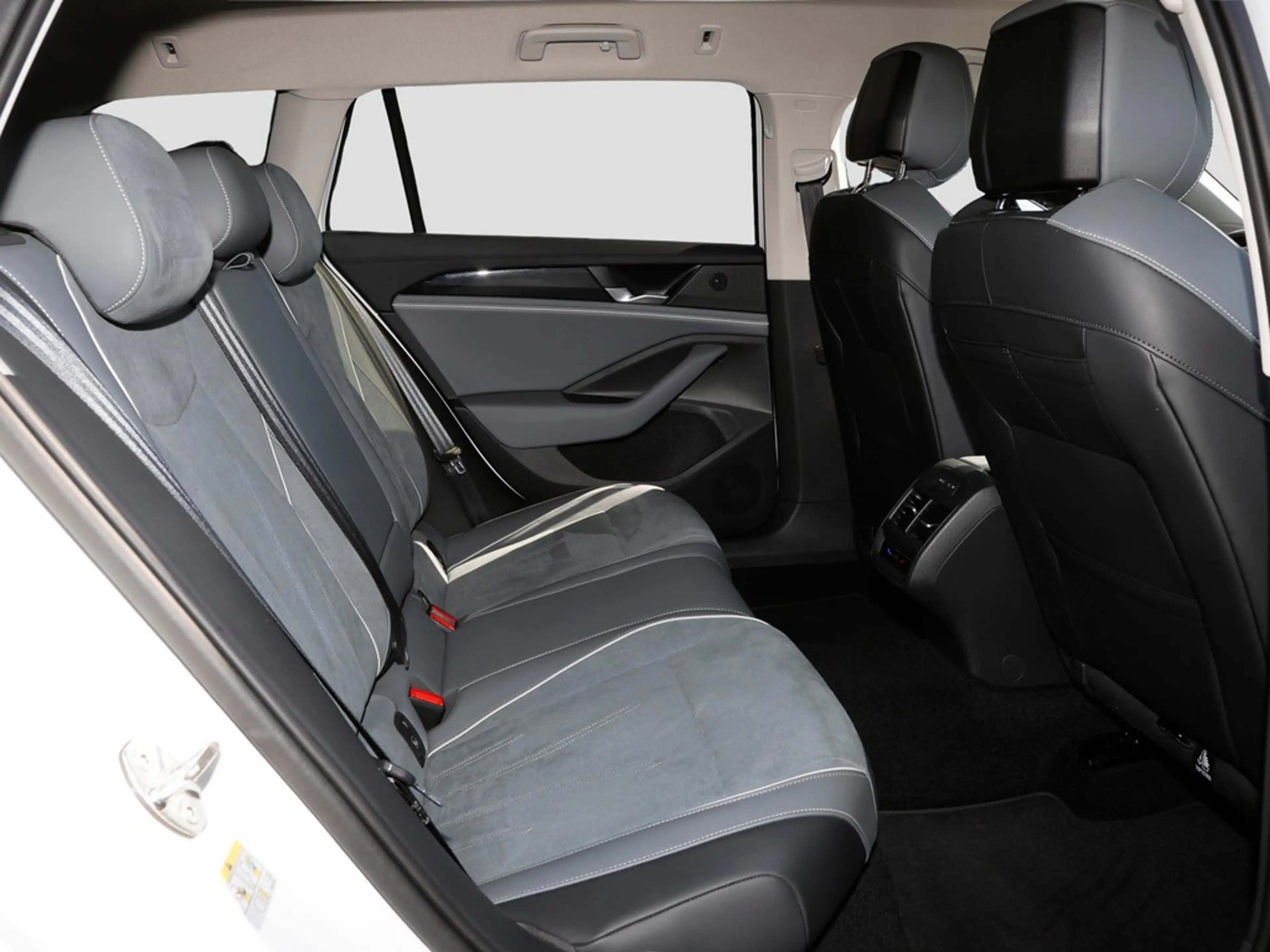 Volkswagen Passat Variant 1.5 eTSI DSG Business Navi/RFK — photo 12