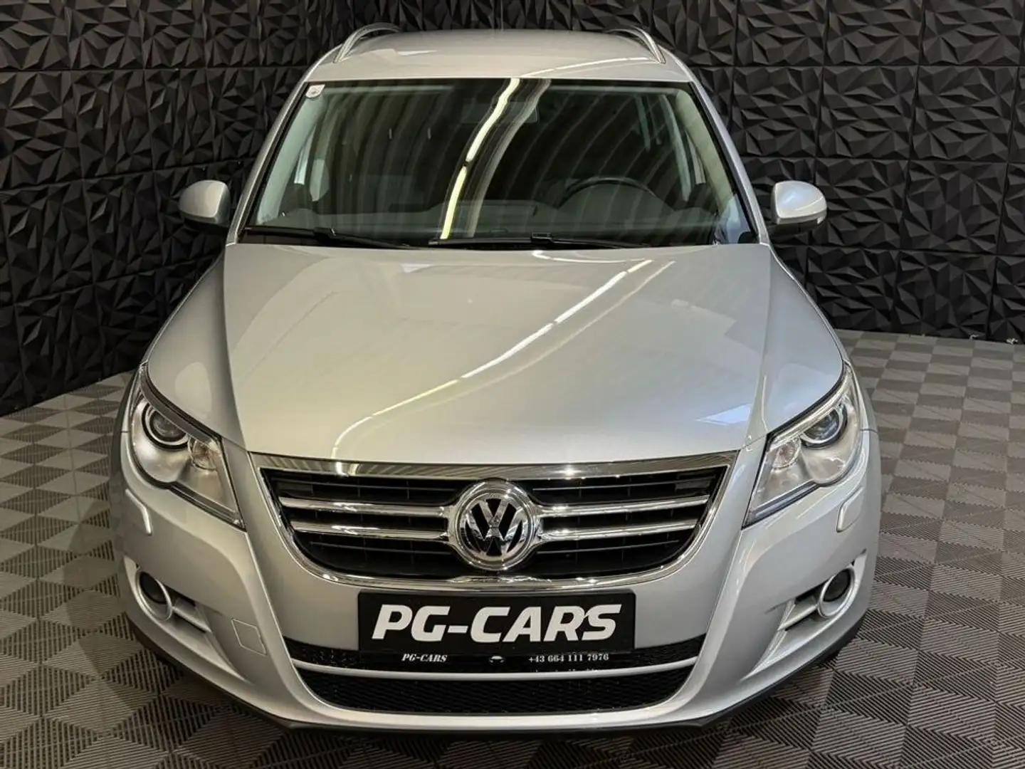 Volkswagen Tiguan 2.0 TDI Sport & Style 4Motion Zilver - 2