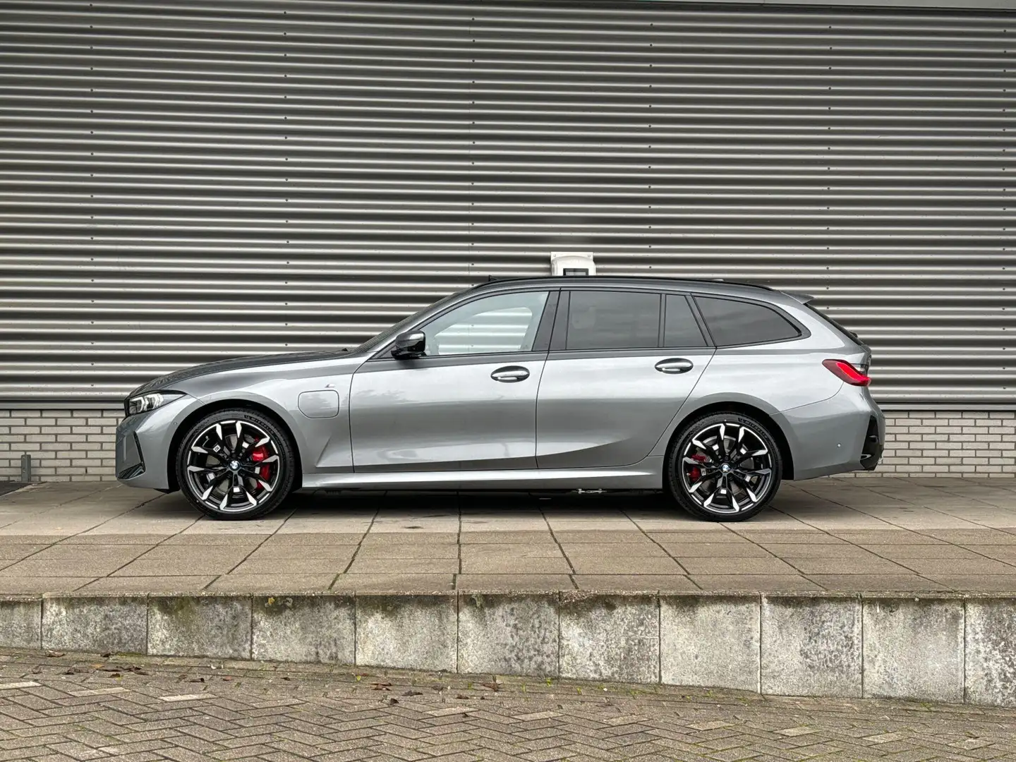 BMW 330 3 Serie Touring 330e M Sportpakket Pro / Innovatio Grijs - 2