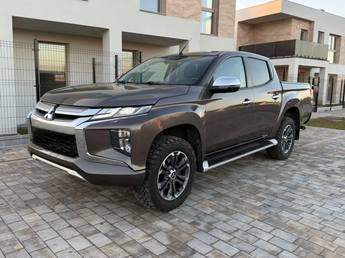Mitsubishi L200 Select Doppelkabine 4WD Braun - 1