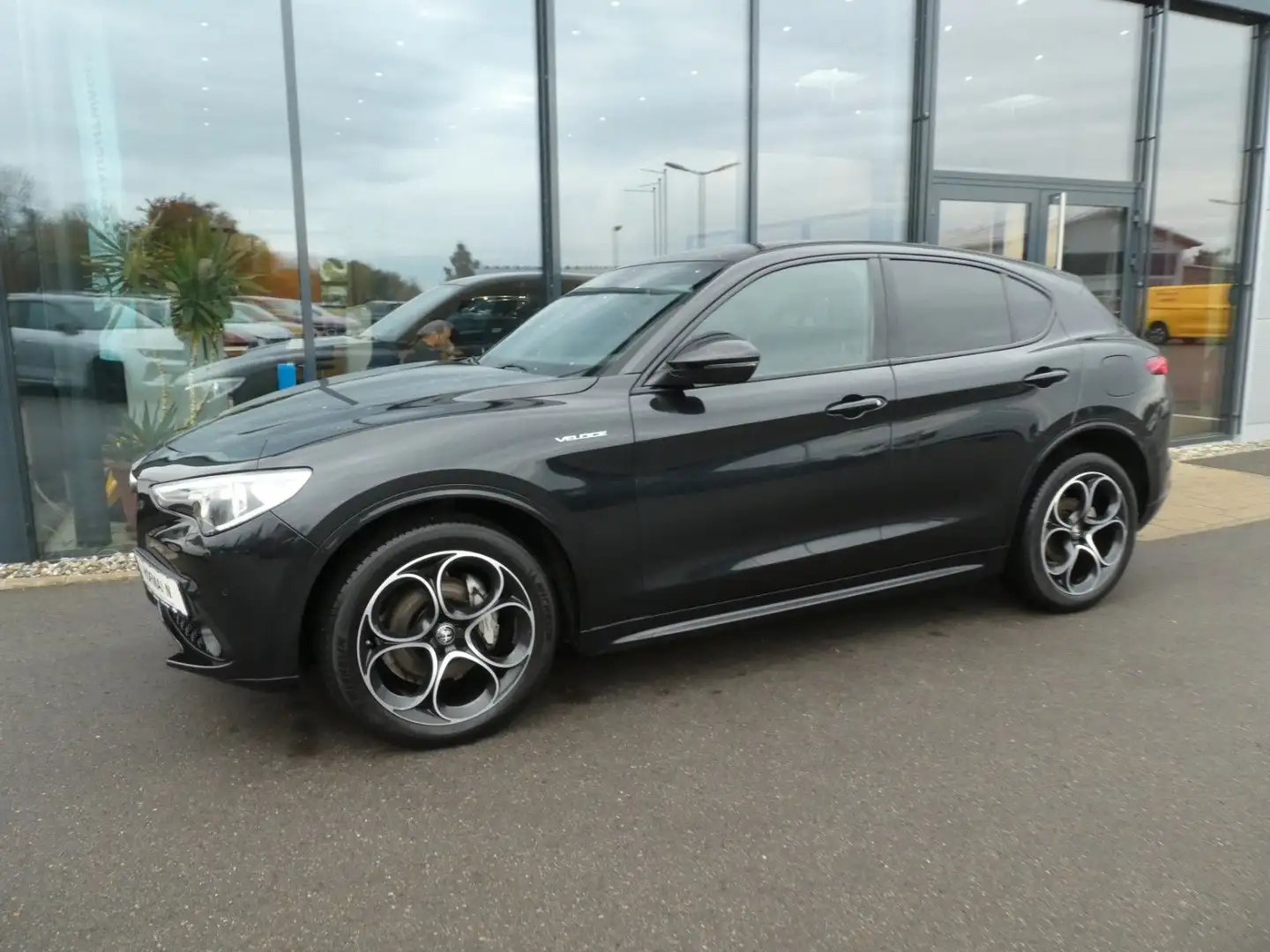 Alfa Romeo Stelvio Veloce Q4, SHZ, Kamera, PDC, AHK Zwart - 2