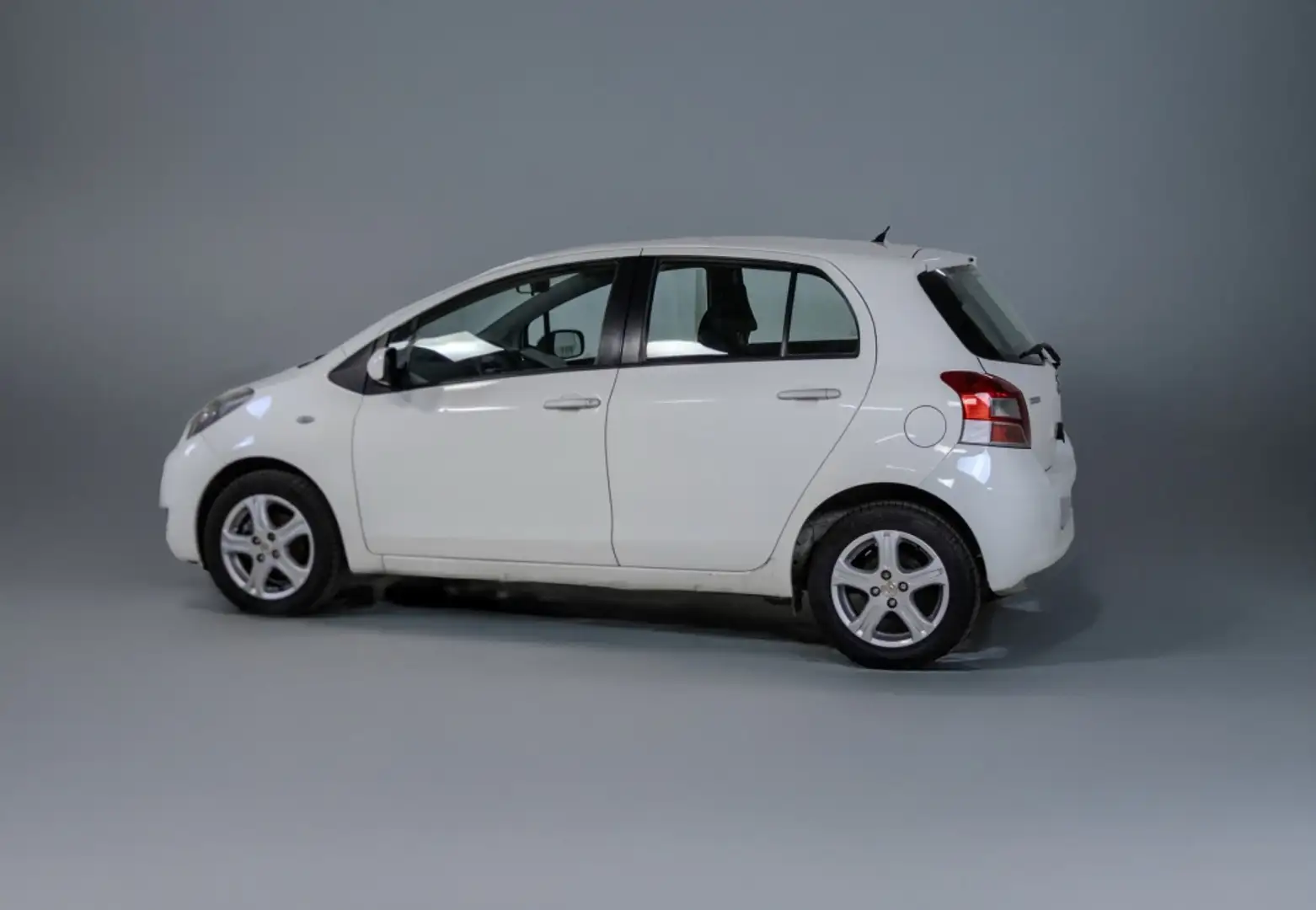 Toyota Yaris 1.3 Active Blanc - 2