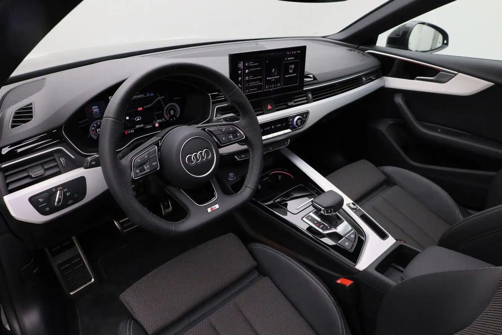 Audi A5 Sportback 35 TFSI 150 pk S-tronic S edition Compet Zwart - 2