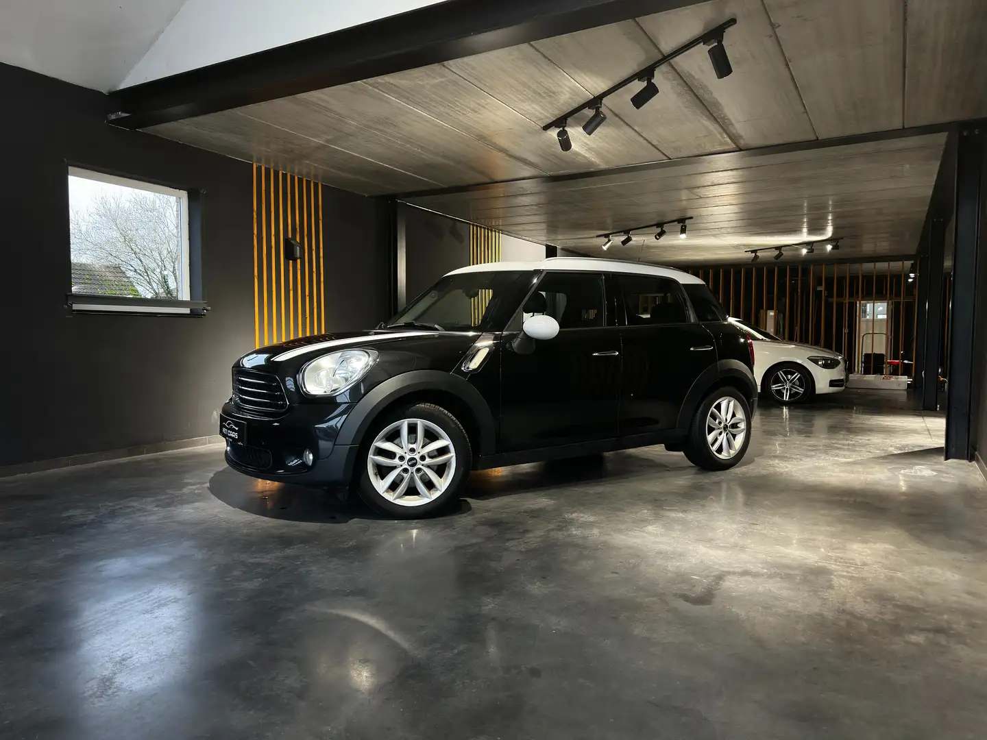 MINI Cooper D Aut. Brick Lane | Panorama Dak | Navi | Bluetooth Schwarz - 2