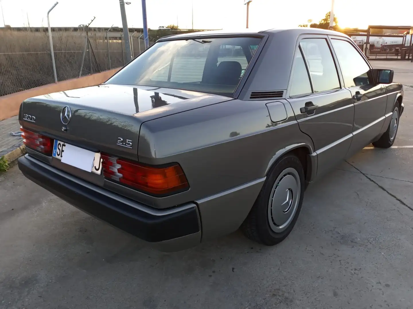 Mercedes-Benz 190 190D 2.5 - 2