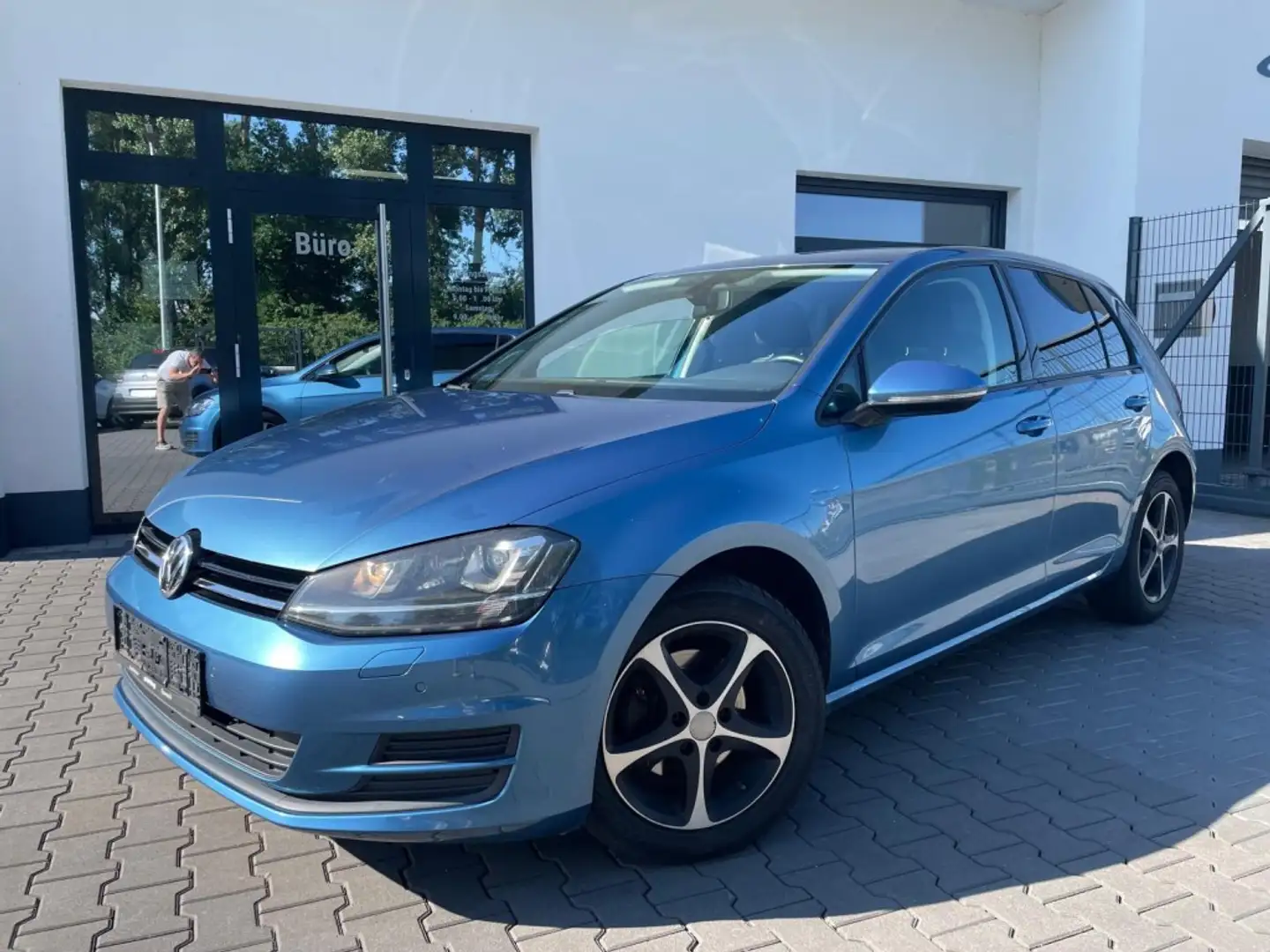 Volkswagen Golf ComfortlineBi-Xenon- AHK- Navi- SHZ - 1
