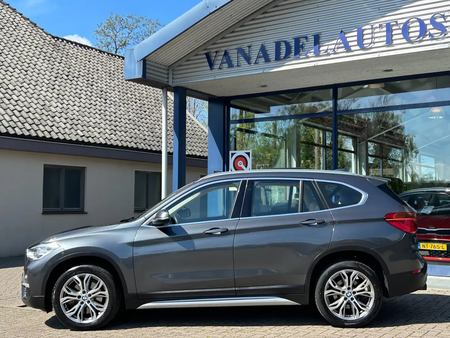 BMW X1 SDrive20i High Executive Aut. Head-Up Elek. Schuif Grigio - 2