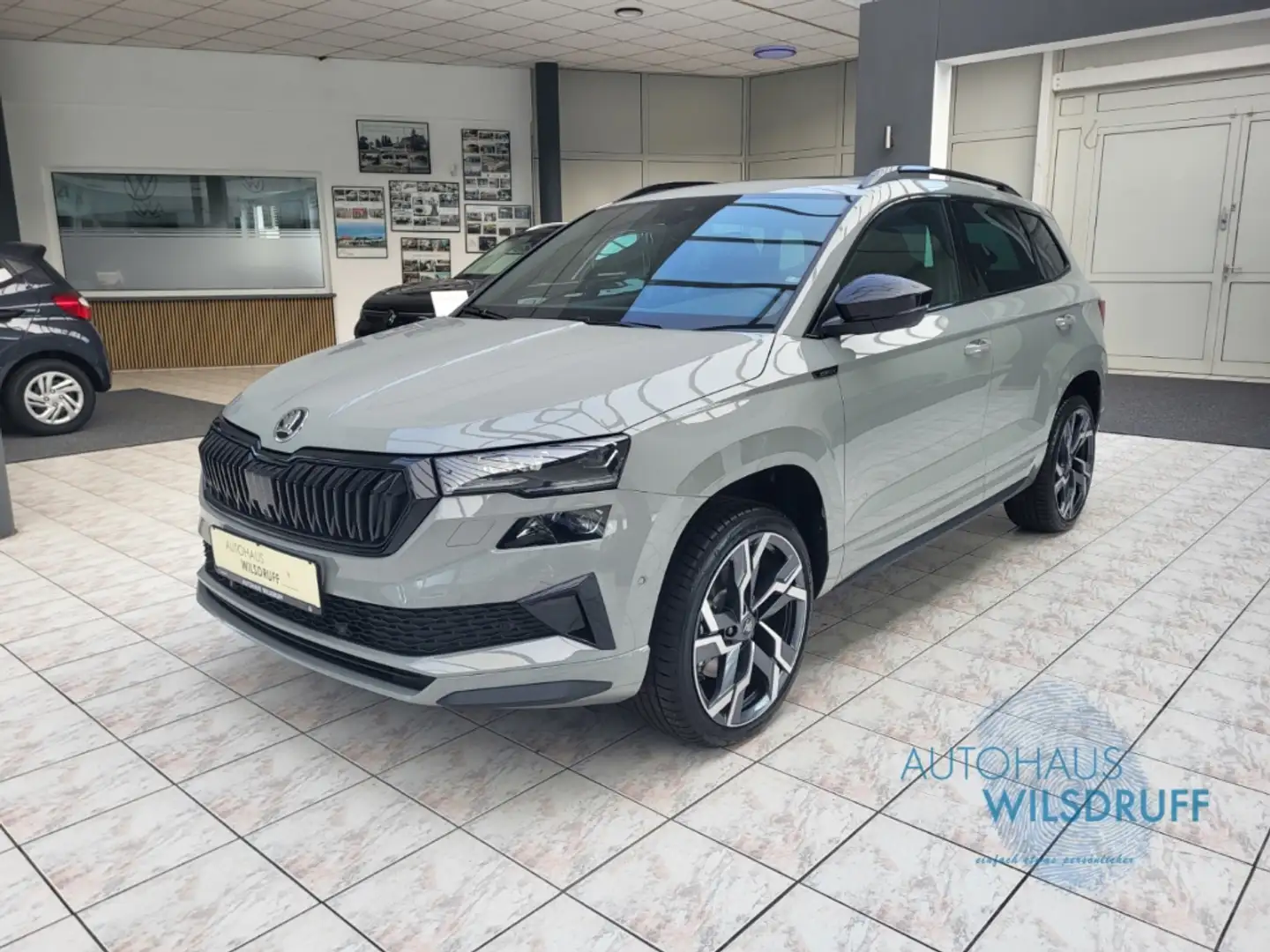 Skoda Karoq 1.5 TSi Sportline 19 Zoll AHK Matrix 360° Grau - 2